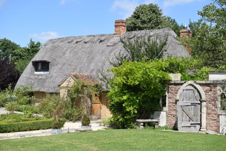 cotswolds thatched cottage